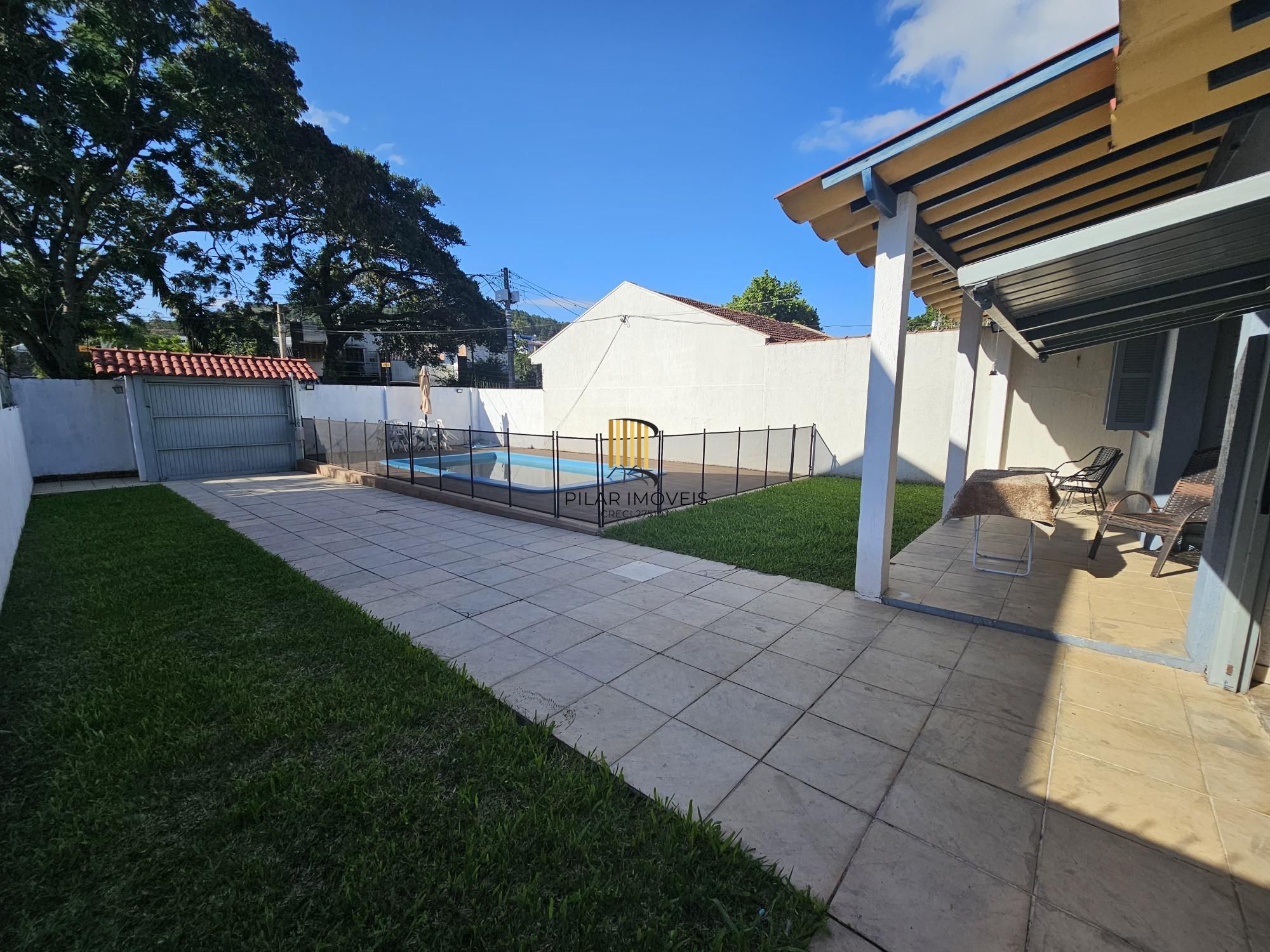 Casa com piscina terreno 10x30 zona sul de Porto Alegre