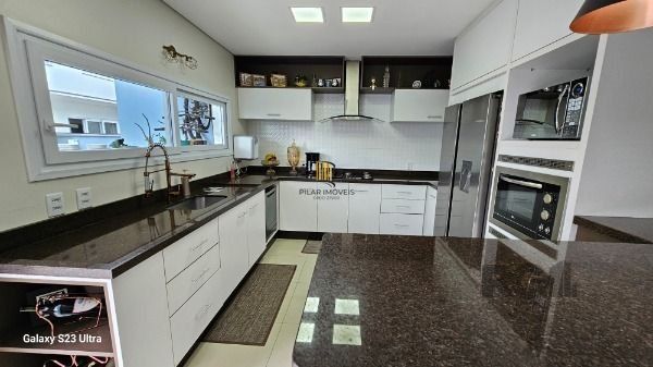 Casa em Porto Alegre, no bairro Hípica, com 3 dormitório(s), e 3 banheiros, à venda.