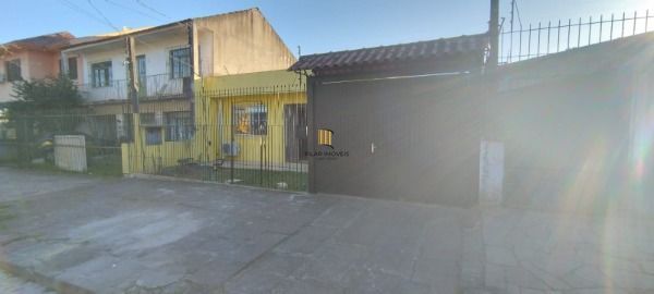 Casa em Porto Alegre, no bairro Vila Nova, com 2 dormitório(s), e 2 banheiros, à venda.
