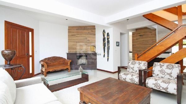 Casa em Porto Alegre, no bairro Hípica, com 3 dormitório(s), e 3 banheiros, à venda.