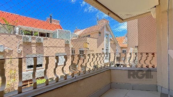 Casa Condominio em Porto Alegre, no bairro Pedra Redonda, com 3 dormitório(s), e 3 banheiros, à venda.