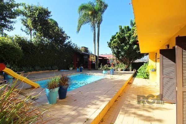 Casa Condominio em Porto Alegre, no bairro Cavalhada, com 4 dormitório(s), e 4 banheiros, à venda.