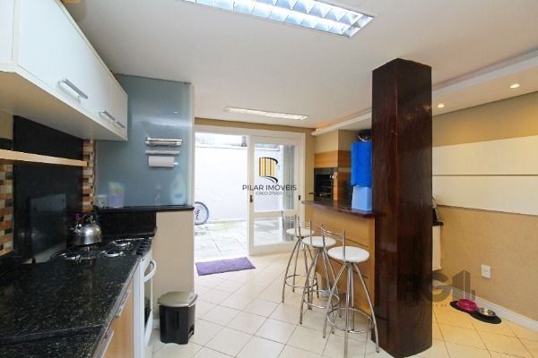 Casa em Porto Alegre, no bairro Hípica, com 2 dormitório(s), e 2 banheiros, à venda.