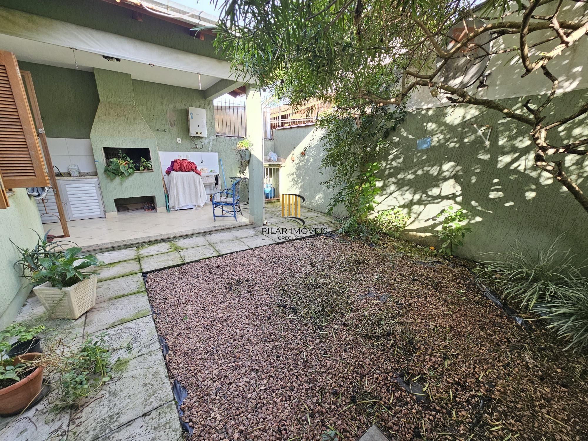 Casa 3 dormitórios no bairro Guarujá