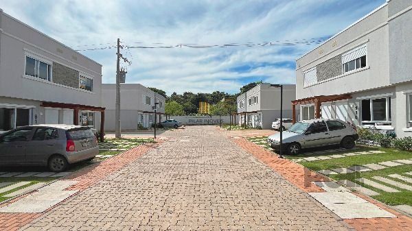 Casa em Porto Alegre, no bairro Vila Nova, com 2 dormitório(s), e 2 banheiros, à venda.