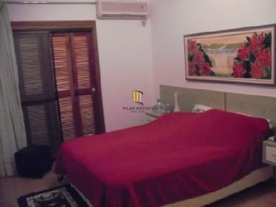 Residência com 4 dormitórios sendo 1 suites no Bairro Guarujá.