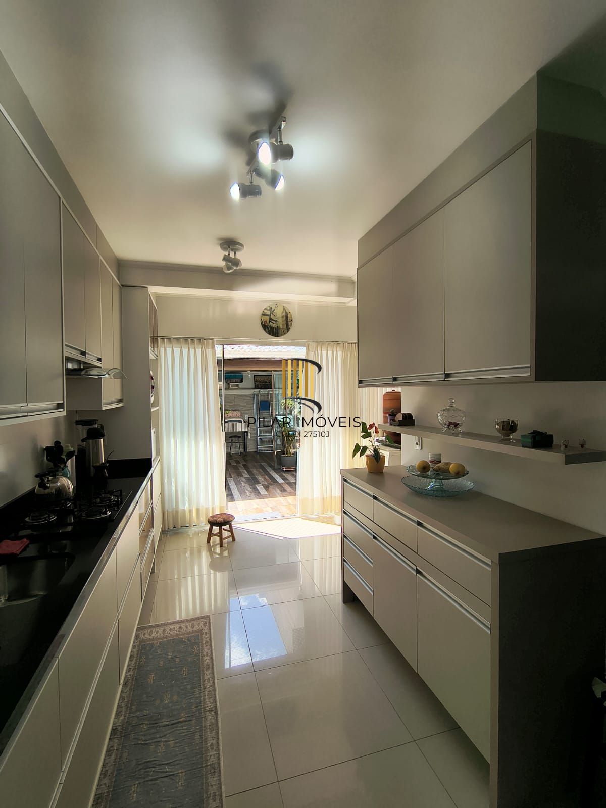 Otimo sobrado com 2 suites no bairro Guaruja