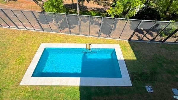 Casa em Porto Alegre, no bairro Jardim Isabel, com 3 dormitório(s), e 3 banheiros, à venda.