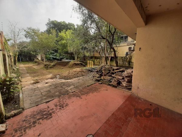 Casa em Porto Alegre, no bairro Cristal, com 4 dormitório(s), e 4 banheiros, à venda.