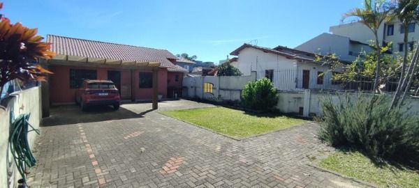 Casa em Porto Alegre, no bairro Camaquã, com 2 dormitório(s), e 2 banheiros, à venda.