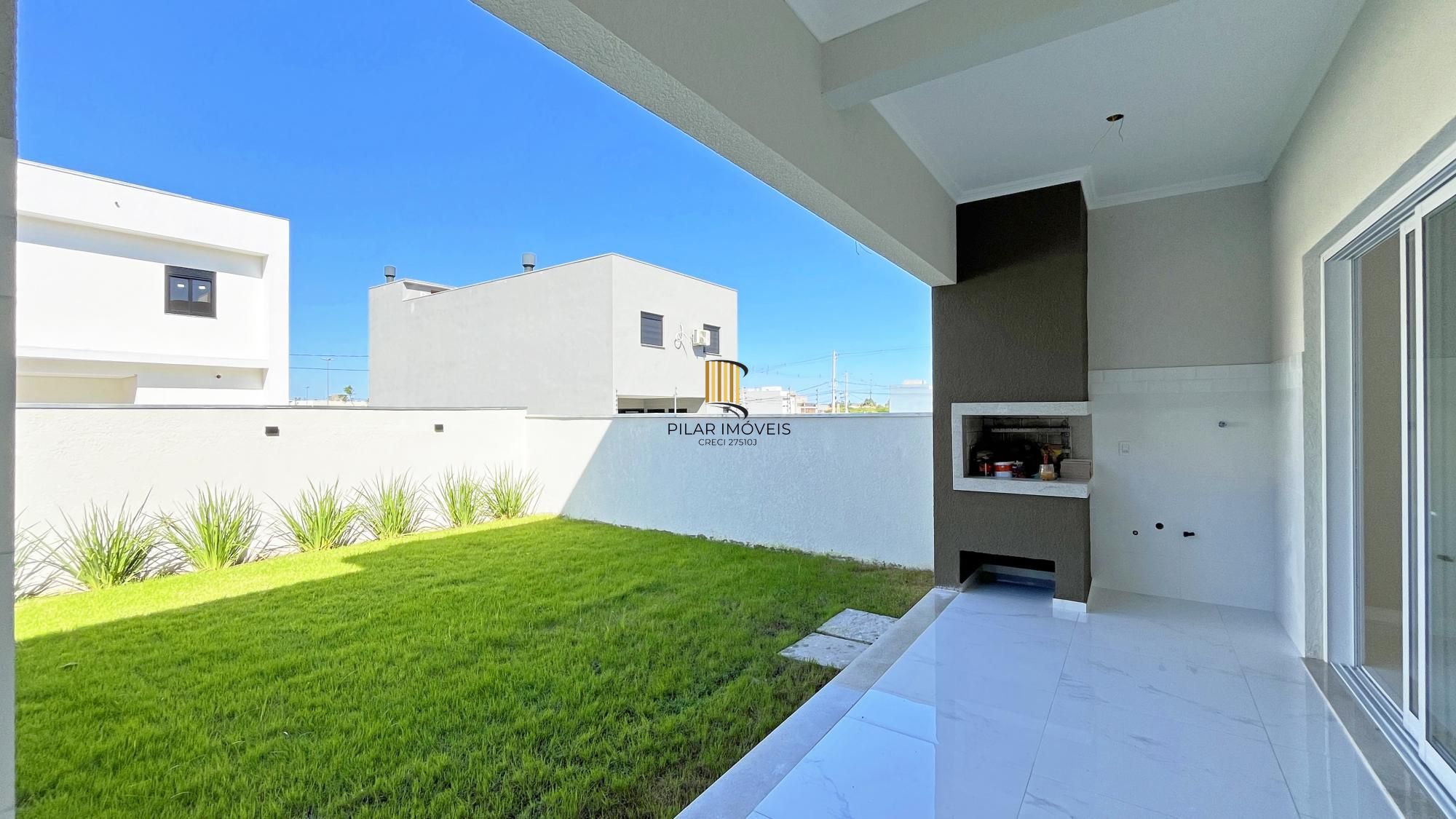 Casa em Porto Alegre, no bairro Hípica, com 3 dormitório(s), e 3 banheiros, à venda.