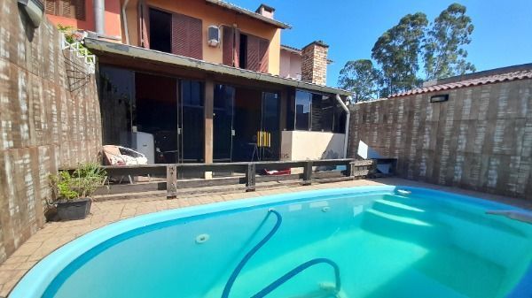 Casa em Porto Alegre, no bairro Hípica, com 3 dormitório(s), à venda.