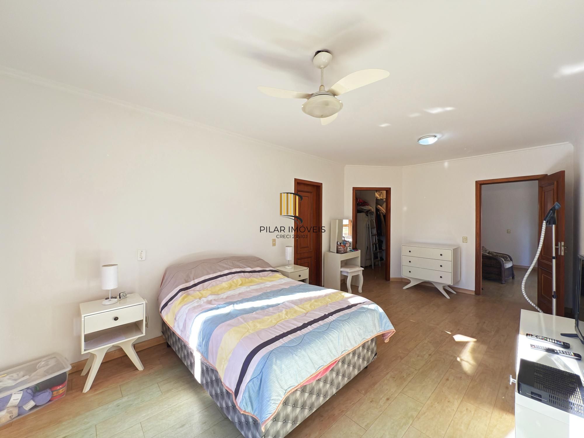 Sobrado a venda no Bairro Hipica de Porto alegre com 04 dormitórios sendo 01 suite