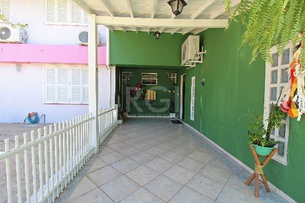Casa em Porto Alegre, no bairro Ipanema, com 3 dormitório(s), e 3 banheiros, à venda.
