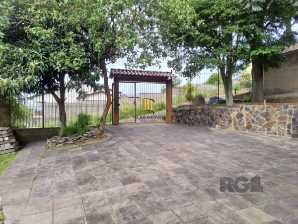 Casa em Porto Alegre, no bairro Vila Nova, com 4 dormitório(s), e 4 banheiros, à venda.