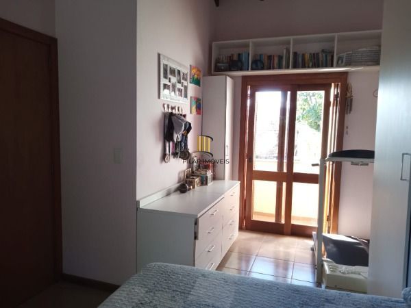 Casa em Porto Alegre, no bairro Teresópolis, com 2 dormitório(s), e 2 banheiros, à venda.