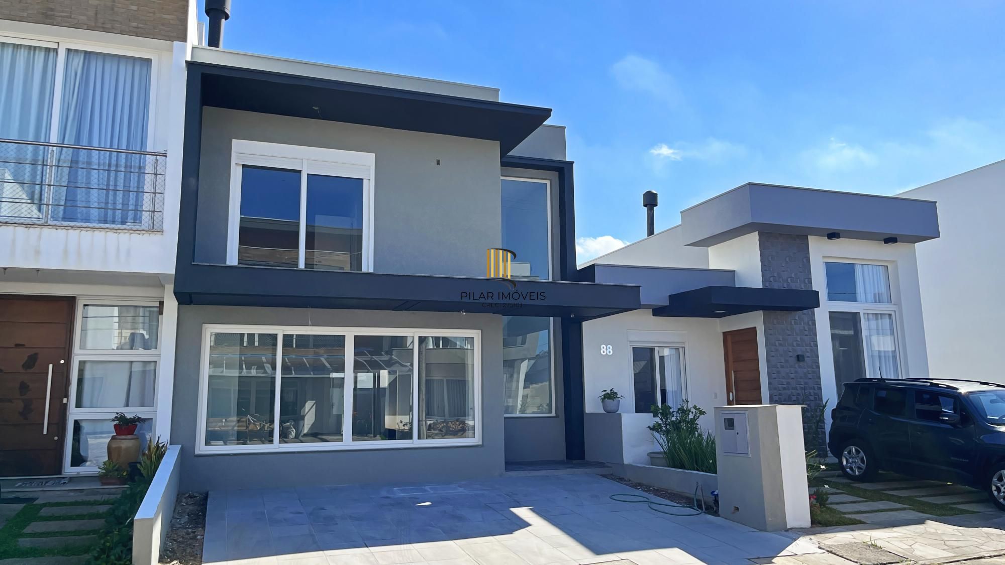 Casa 4 dormitórios( 1 dorm térreo) no Condomínio Villa Amalfi, na zona sul de Porto Alegre.