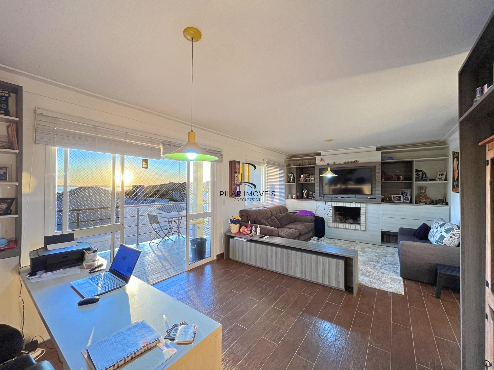 Casa para Venda - 270m², 3 dormitórios, sendo 1 suites, 2 vagas - Guarujá