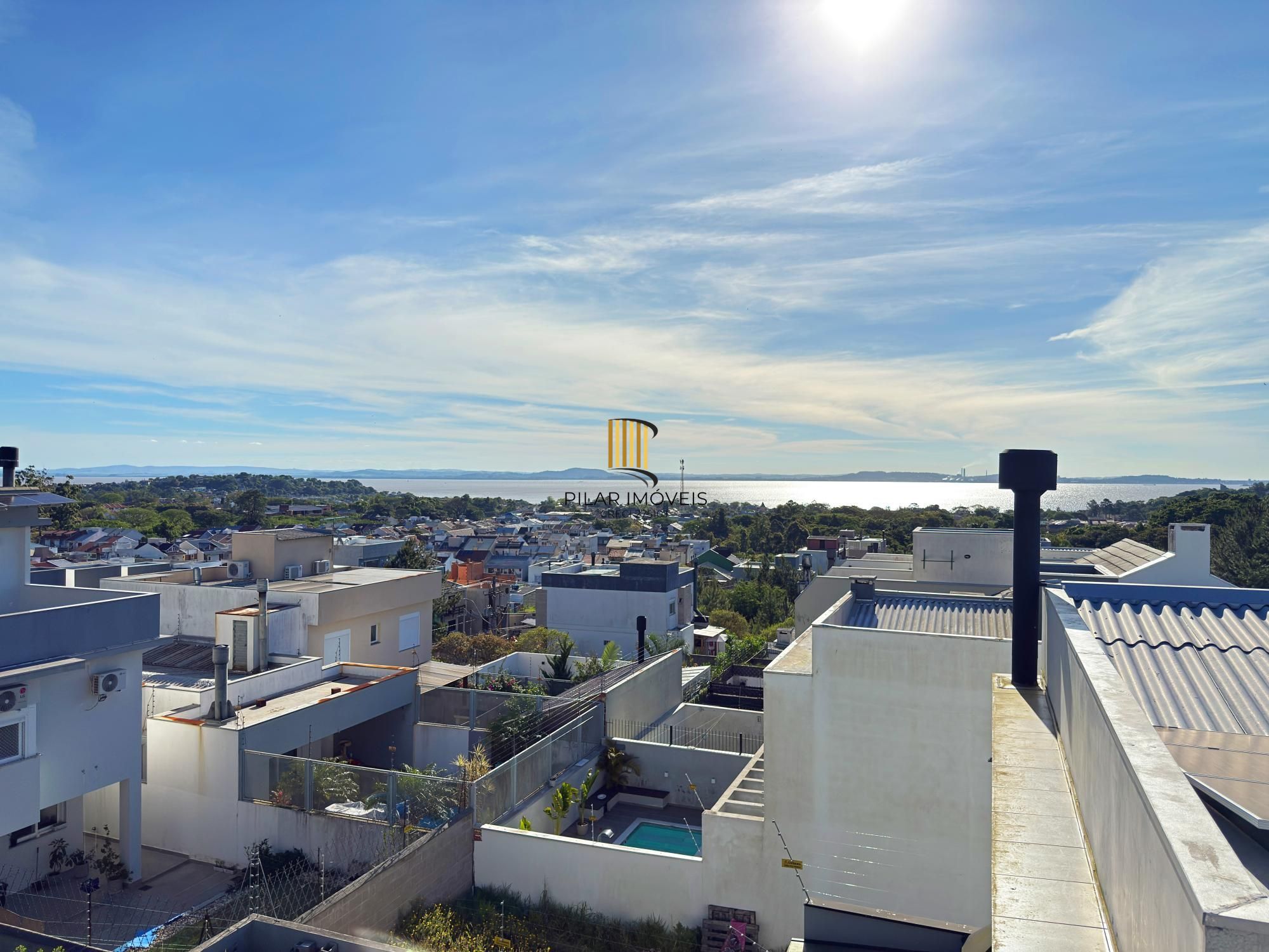 Casa moderna com 3 dormitórios com pátio grande e vista para o Rio Guaíba!
