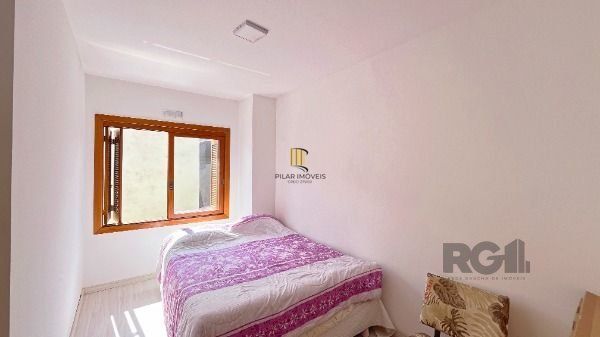 Casa em Porto Alegre, no bairro Guarujá, com 2 dormitório(s), e 2 banheiros, à venda.