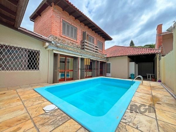 Casa em Porto Alegre, no bairro Guarujá, com 5 dormitório(s), e 5 banheiros, à venda.