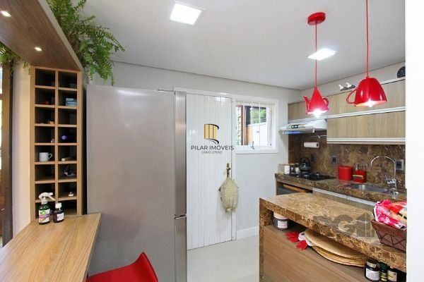 Casa em Porto Alegre, no bairro Campo Novo, com 3 dormitório(s), e 3 banheiros, à venda.