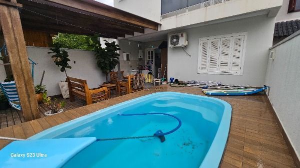 Casa em Porto Alegre, no bairro Hípica, com 3 dormitório(s), e 3 banheiros, à venda.