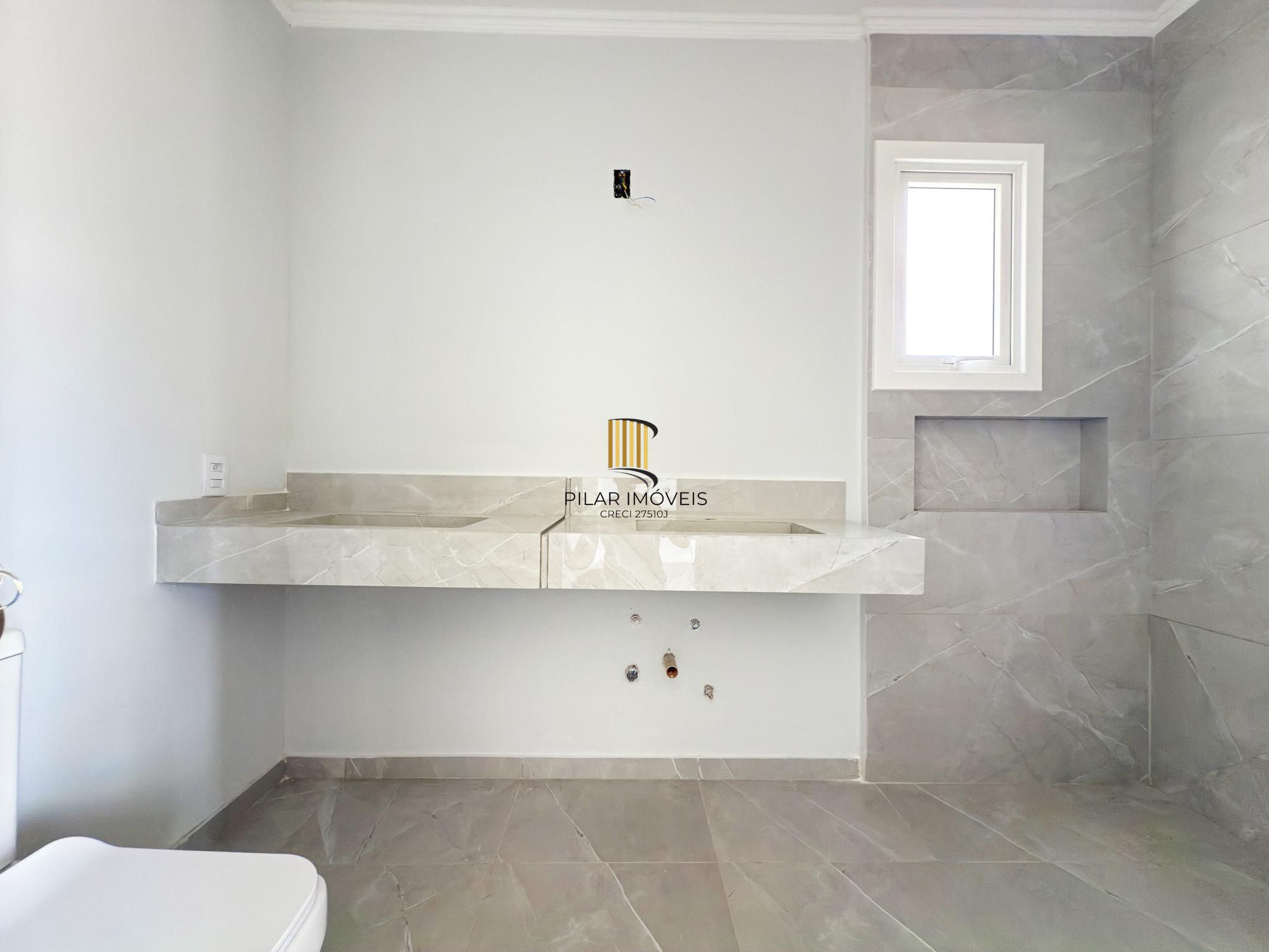 Casa 4 dormitórios( 1 dorm térreo) no Condomínio Villa Amalfi, na zona sul de Porto Alegre.