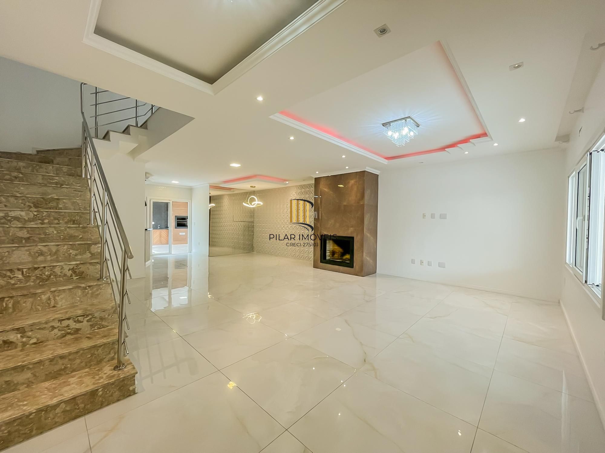 Casa ampla com piscina e suíte diferenciada em condomínio no Lagos de Ipanema zona Sul de Porto Alegre !