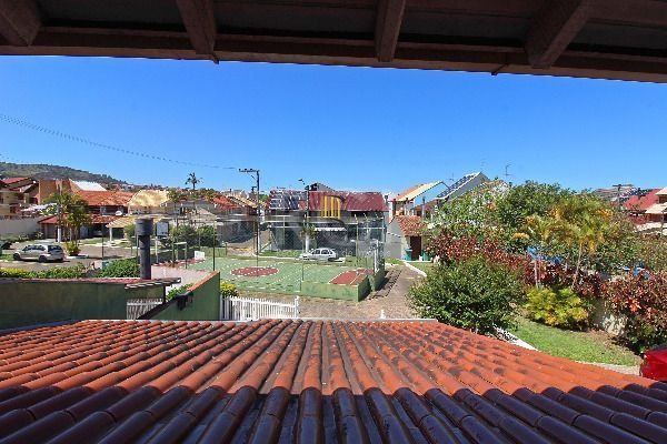 Casa em Porto Alegre, no bairro Ipanema, com 3 dormitório(s), e 3 banheiros, à venda.