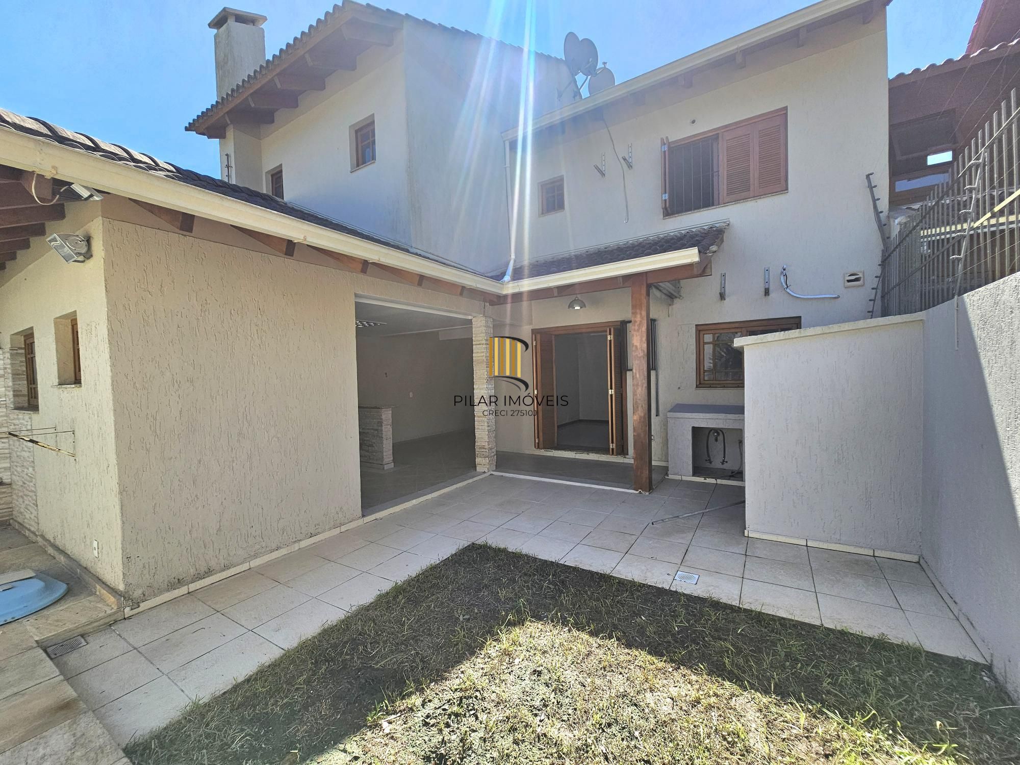 Sobrado 3 dormitórios com lareira, churrasqueira, piscina, 4 vagas garagem com 196,00m² de área construída no bairro Hípica !