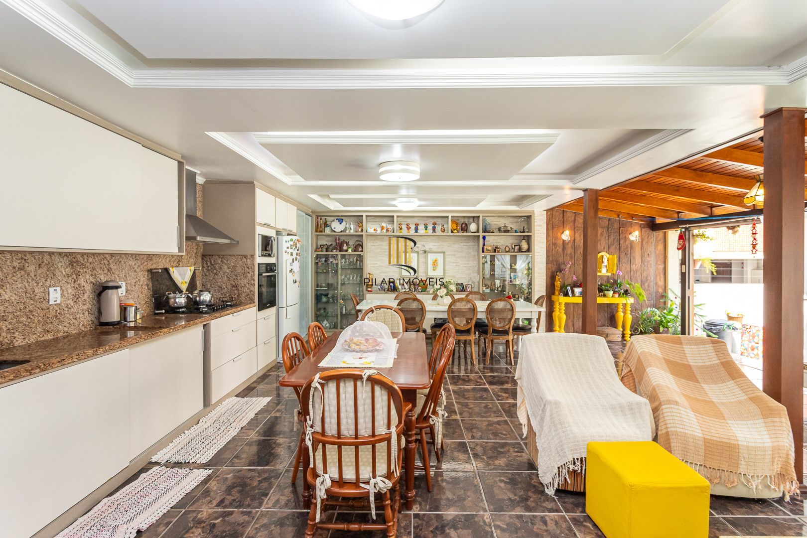 Casa de 272m², 4 dormitórios, 2 suítes e 4 vagas de garagem, no bairro Ipanema, próxima à orla do Guaíba.