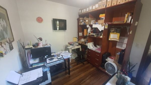 Casa em Porto Alegre, no bairro Nonoai, com 3 dormitório(s), e 3 banheiros, à venda.