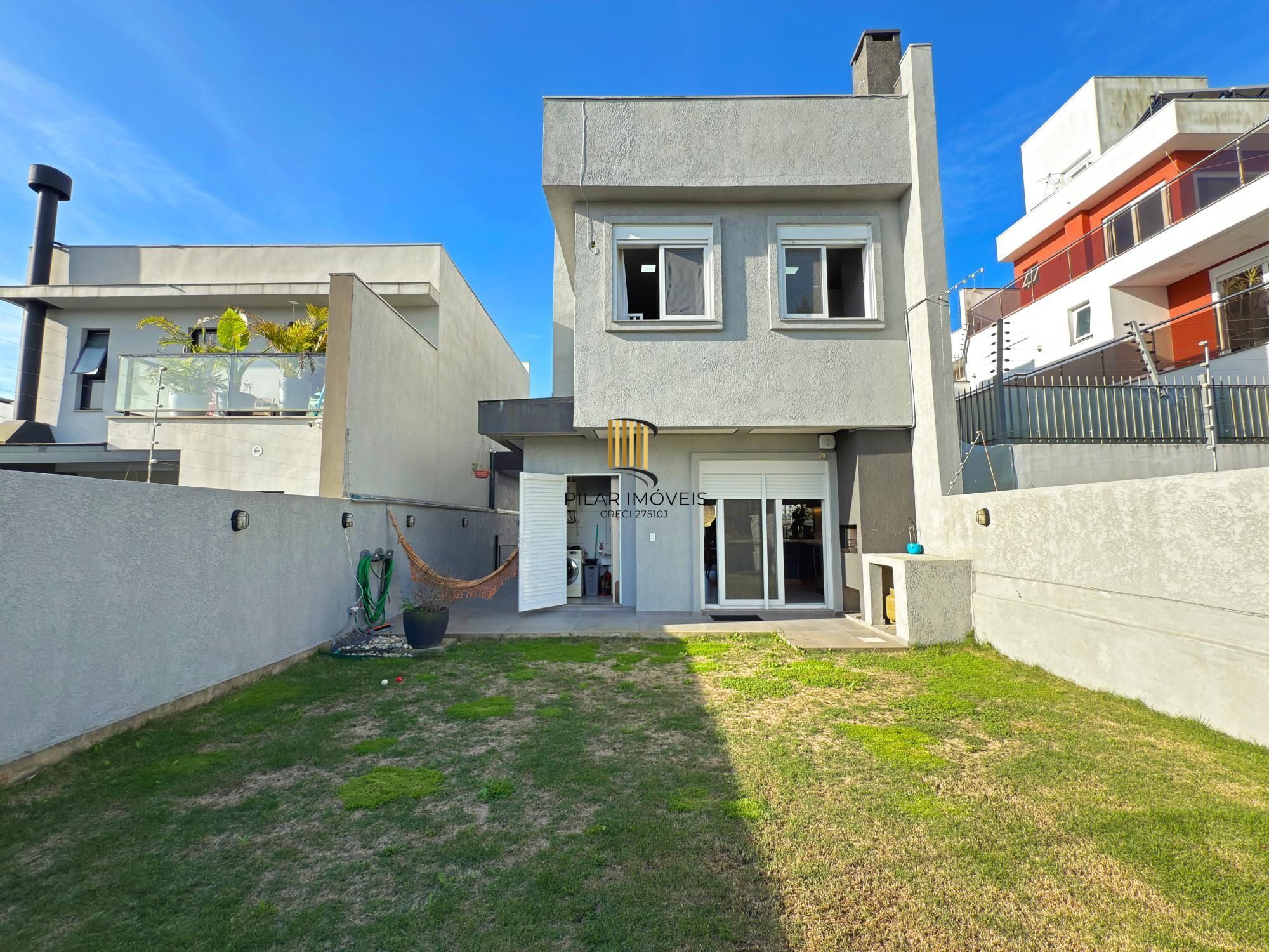 Casa moderna com 3 dormitórios com pátio grande e vista para o Rio Guaíba!