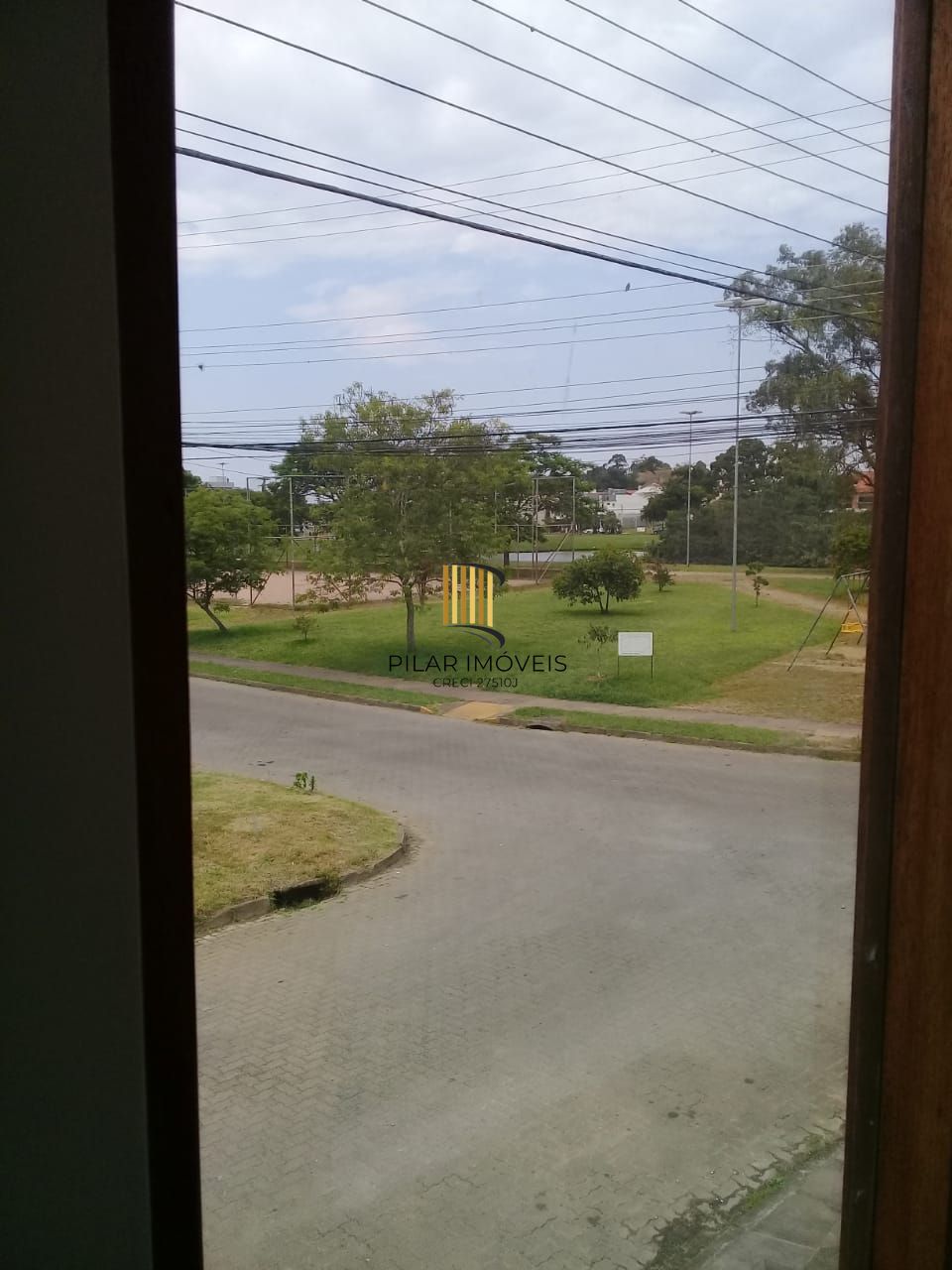 Sobrado a venda no Bairro Hipica de Porto alegre com 04 dormitórios sendo 01 suite