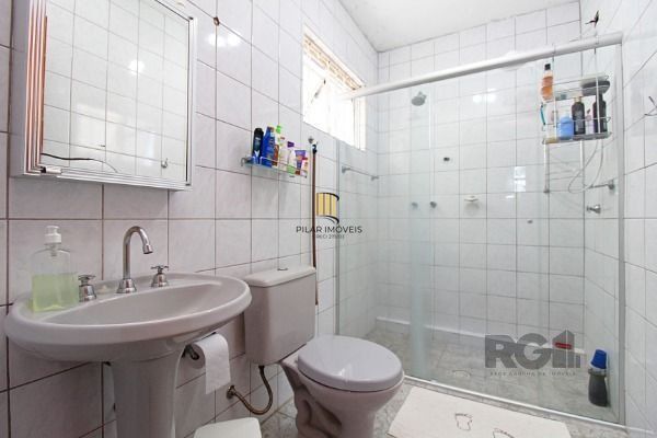 Casa em Porto Alegre, no bairro Serraria, com 3 dormitório(s), e 3 banheiros, à venda.