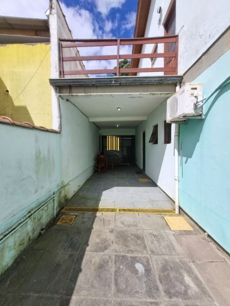 Sobrado em Porto Alegre, no bairro Ponta Grossa, com 4 dormitório(s), e 4 banheiros, à venda.