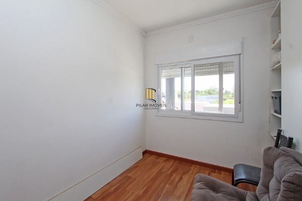 Ótima Casa com 3 dormitórios, semi mobiliada, pátio e vaga para carro.