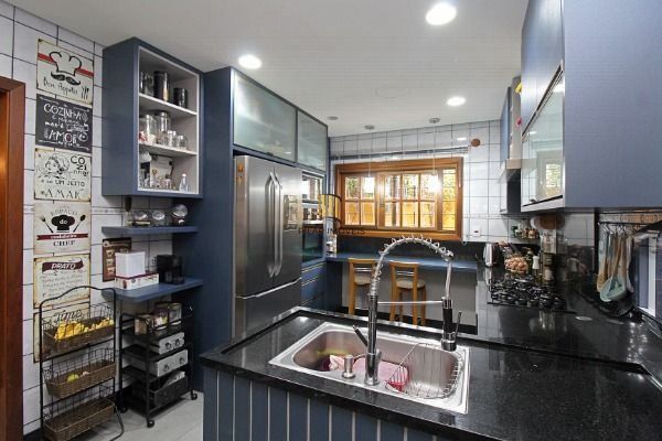 Casa em Porto Alegre, no bairro Guarujá, com 3 dormitório(s), e 3 banheiros, à venda.