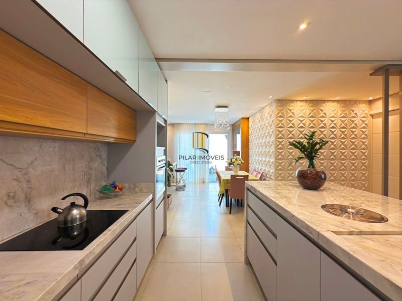 Casa térrea em condomínio fechado com 3 suítes.