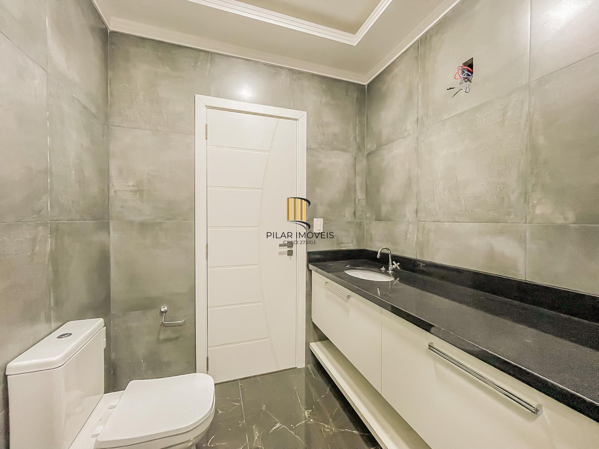 Casa ampla com piscina e suíte diferenciada em condomínio no Lagos de Ipanema zona Sul de Porto Alegre !