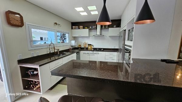 Casa em Porto Alegre, no bairro Hípica, com 3 dormitório(s), e 3 banheiros, à venda.