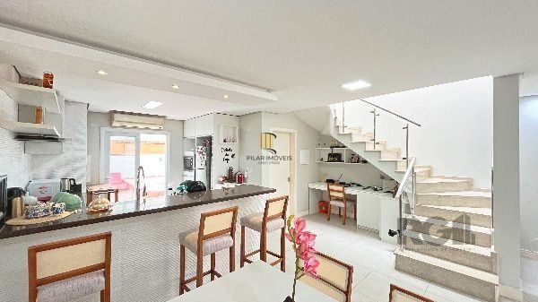 Casa em Porto Alegre, no bairro Hípica, com 3 dormitório(s), e 3 banheiros, à venda.
