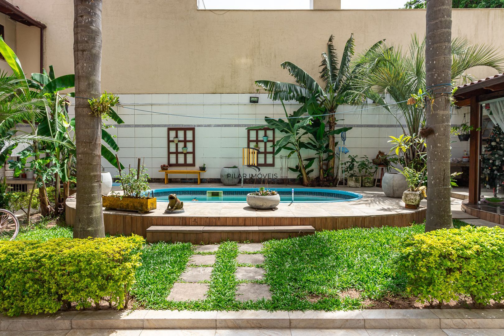 Casa de 272m², 4 dormitórios, 2 suítes e 4 vagas de garagem, no bairro Ipanema, próxima à orla do Guaíba.