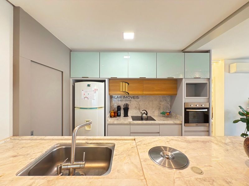 Casa térrea em condomínio fechado com 3 suítes.