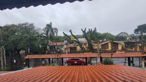 Casa em Porto Alegre, no bairro Ipanema, com 3 dormitório(s), e 3 banheiros, à venda.