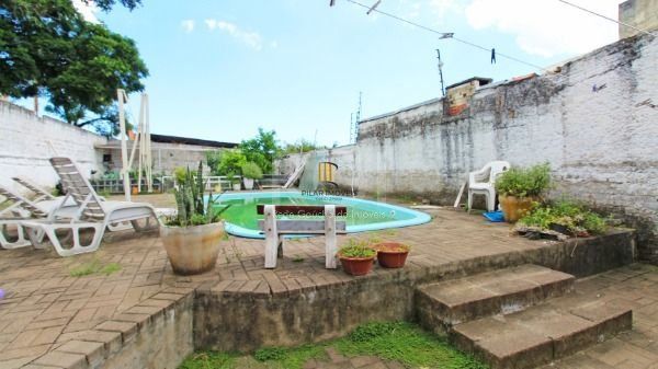 Casa em Porto Alegre, no bairro Medianeira, com 5 dormitório(s), e 5 banheiros, à venda.