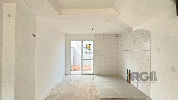 Casa em Porto Alegre, no bairro Vila Nova, com 2 dormitório(s), e 2 banheiros, à venda.