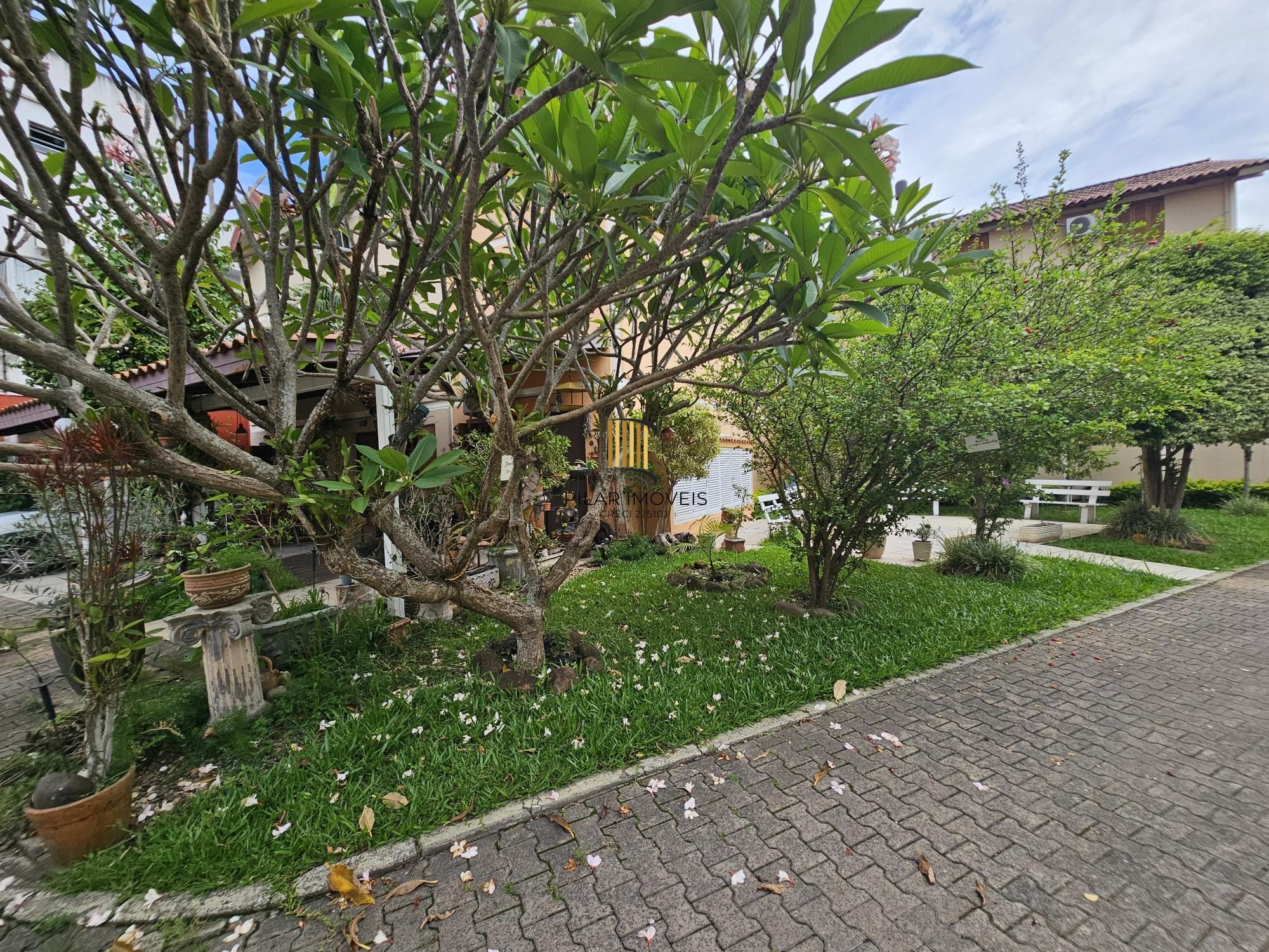 Casa 3 dormitórios em condomínio no bairro Camaquã, a 50 mts da Otto Niemayer.