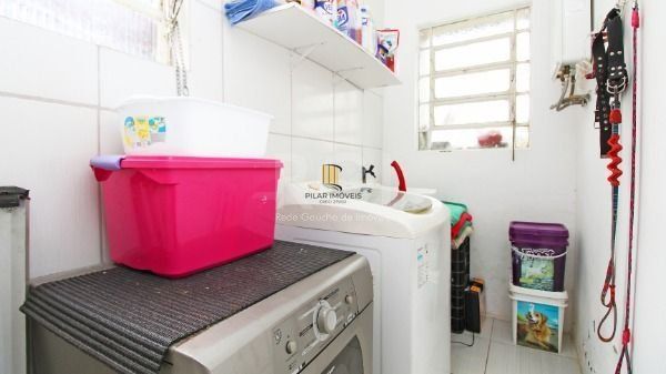 Casa em Porto Alegre, no bairro Medianeira, com 5 dormitório(s), e 5 banheiros, à venda.